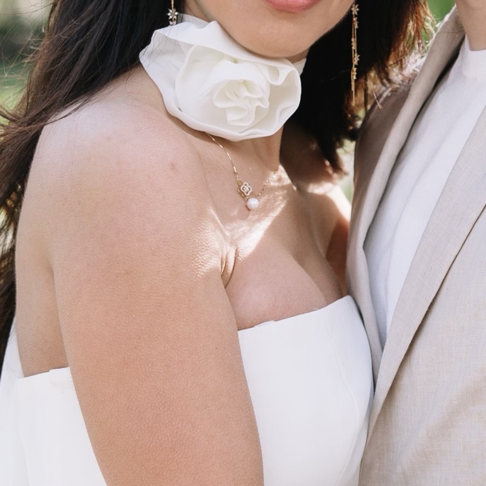 Elegant White Floral Choker